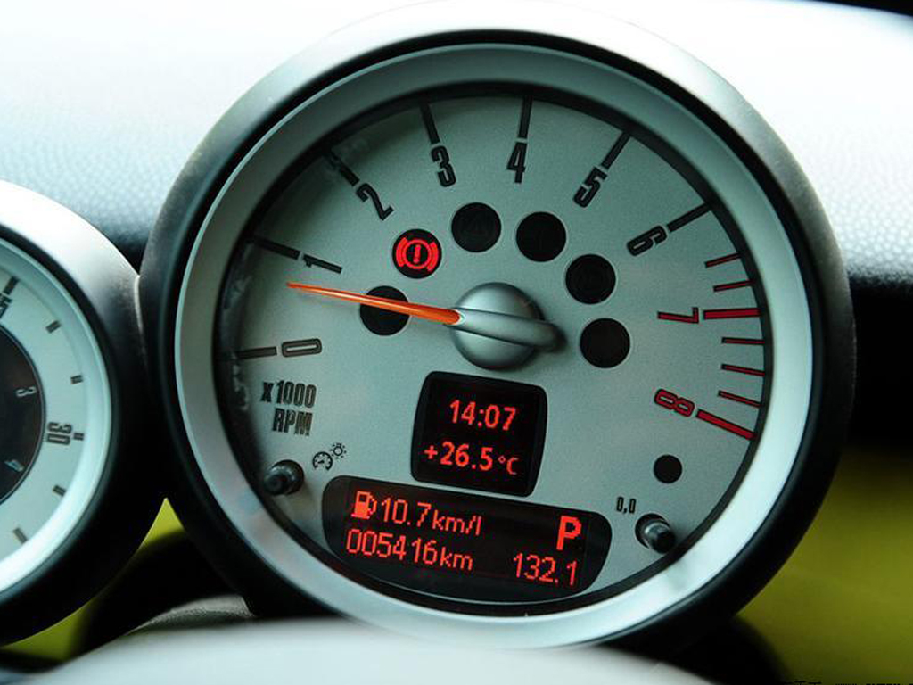 黄色mini07款cooperfun仪表盘