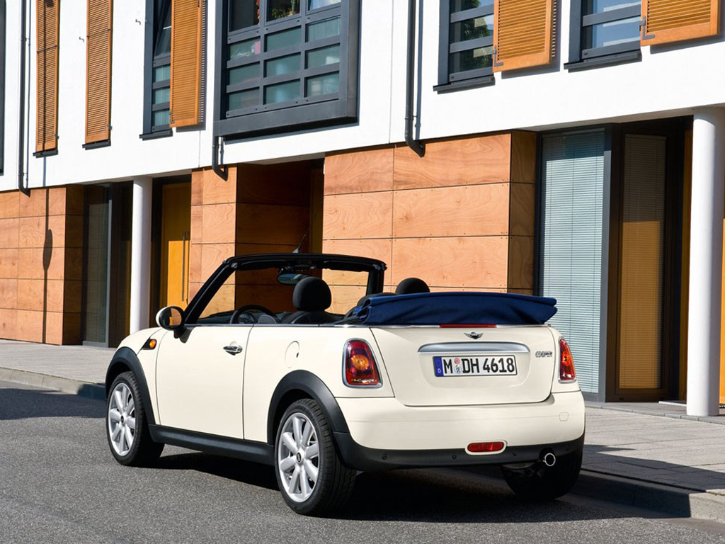 白色mini 09款 cooper cabrio车后左侧