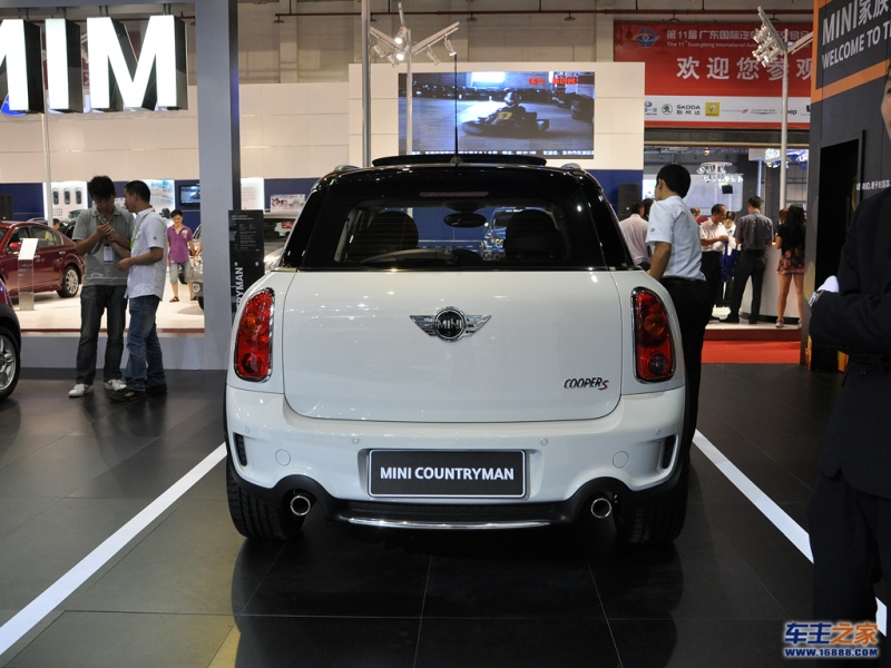 MINI COUNTRYMAN正后方