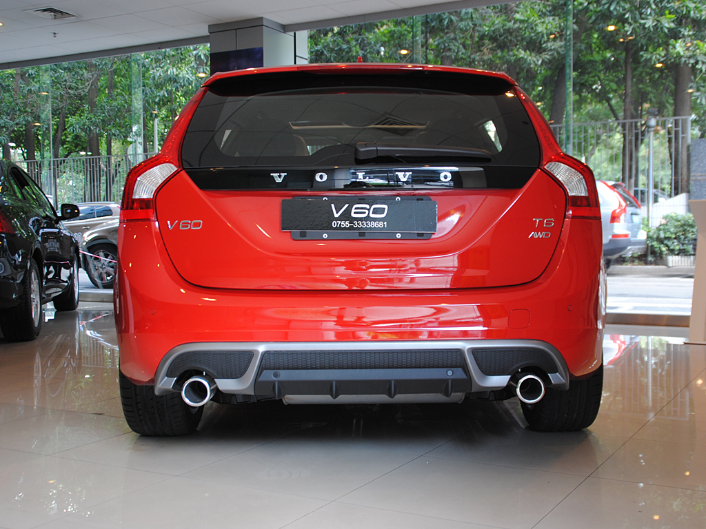 沃尔沃V60正后方