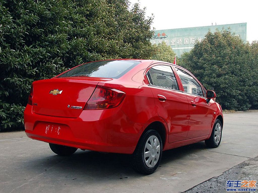 赛欧红色 赛欧右后45