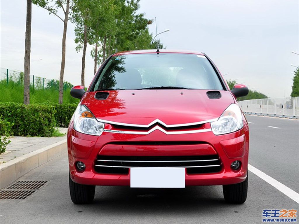 雪铁龙c2红色 雪铁龙c2左后45