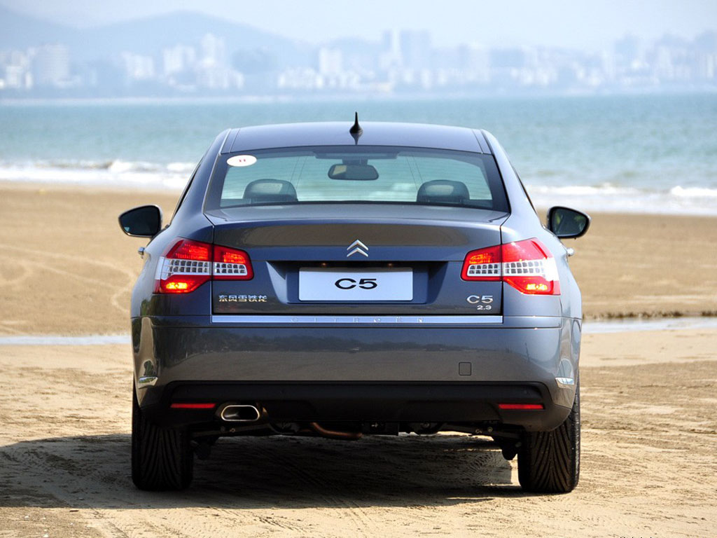 雪铁龙c5后车正视